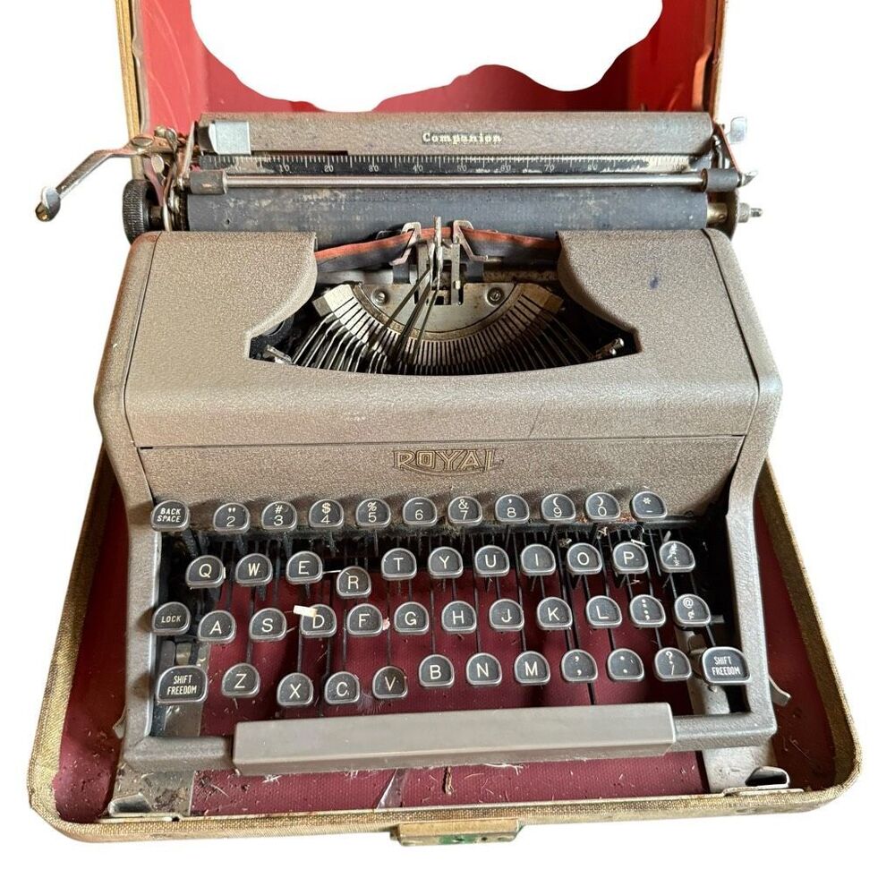 Royal Companion 1950s Portable Typewriter with Case – Classic Mid-Century Manual
